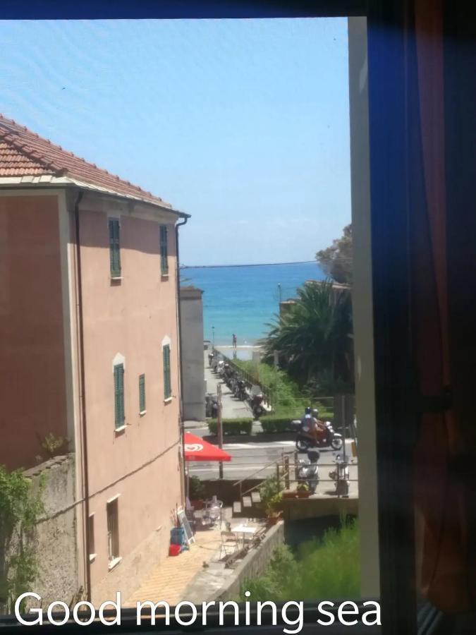 House Of Fly With Sea View, Front The Beach Savona Exteriör bild