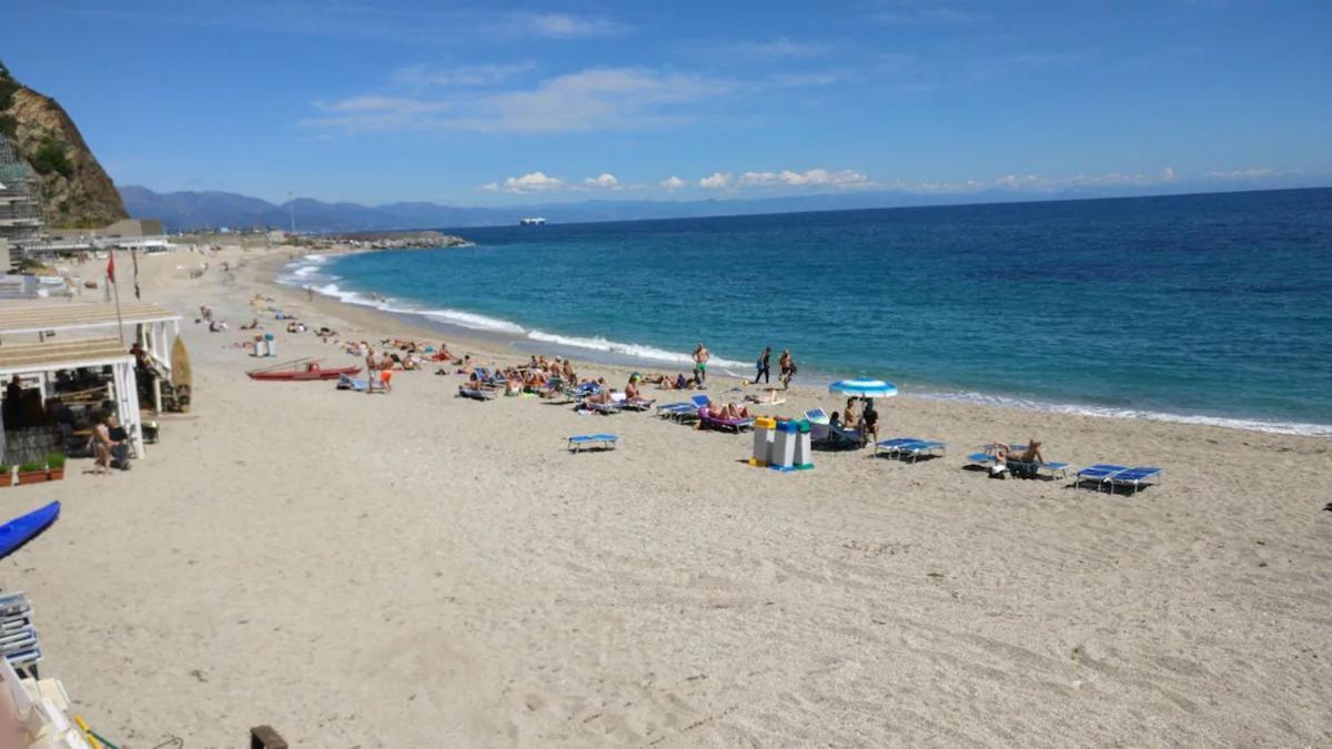 House Of Fly With Sea View, Front The Beach Savona Exteriör bild